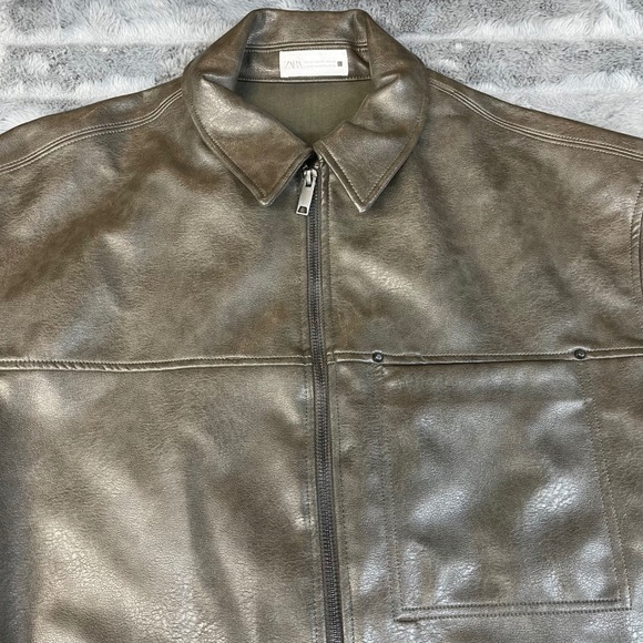 ZARA Men's Faux Leather Oversize Short Sleeve Zip Shirt Jacket Size Medium - Picture 4 of 7